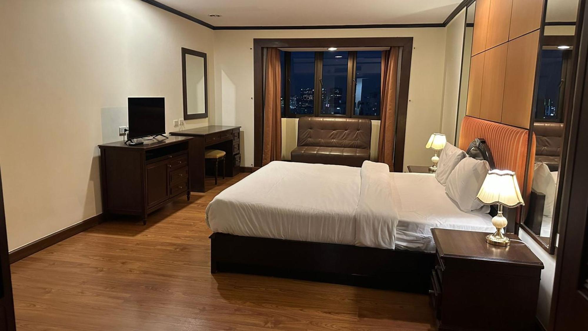 Affordable Serviced Apartments In Nana Omni Tower - Prime Sukhumvit Location Бангкок Екстер'єр фото
