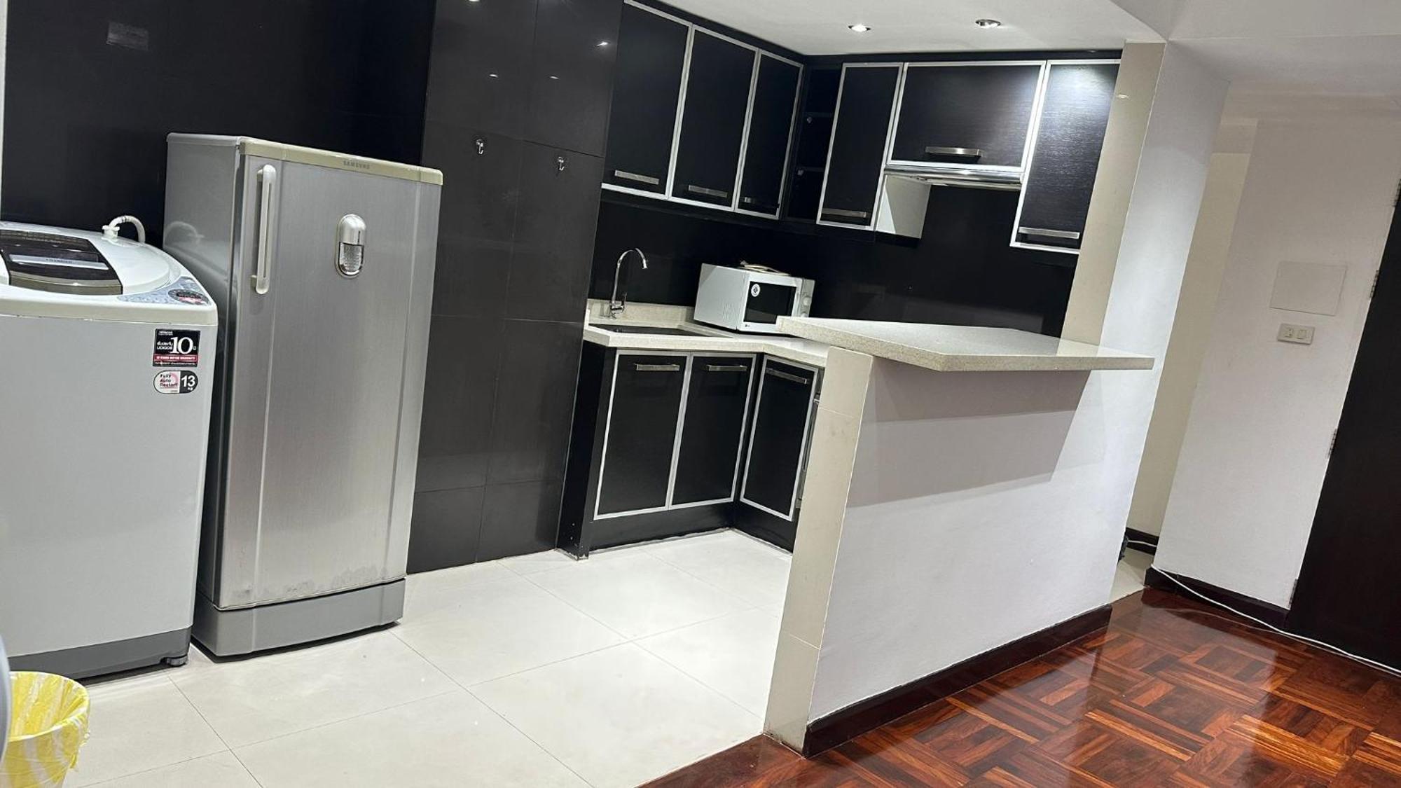 Affordable Serviced Apartments In Nana Omni Tower - Prime Sukhumvit Location Бангкок Екстер'єр фото