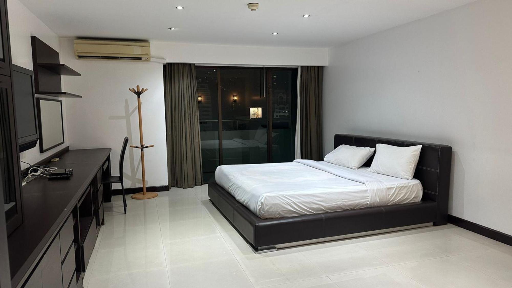 Affordable Serviced Apartments In Nana Omni Tower - Prime Sukhumvit Location Бангкок Екстер'єр фото