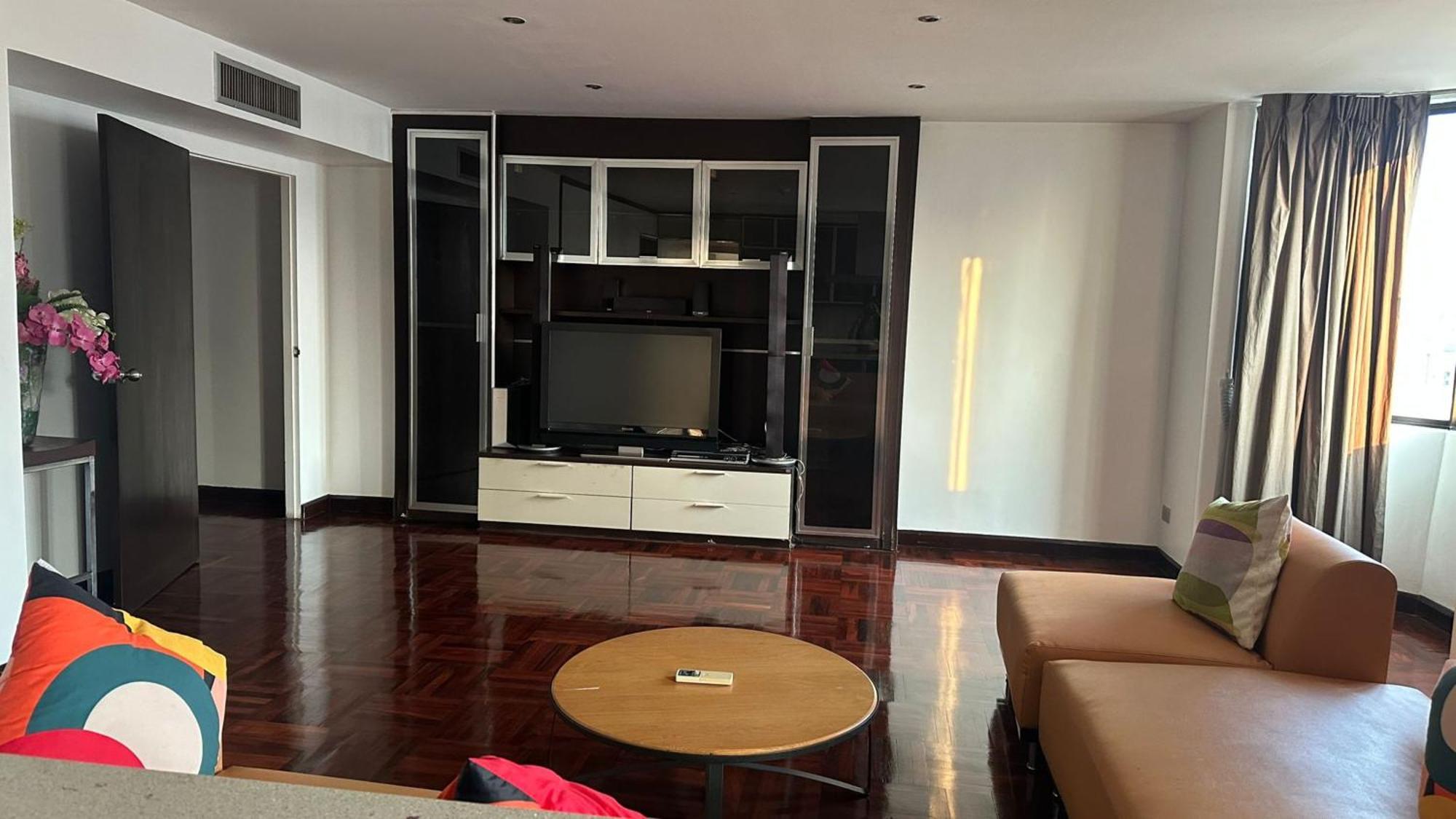 Affordable Serviced Apartments In Nana Omni Tower - Prime Sukhumvit Location Бангкок Екстер'єр фото