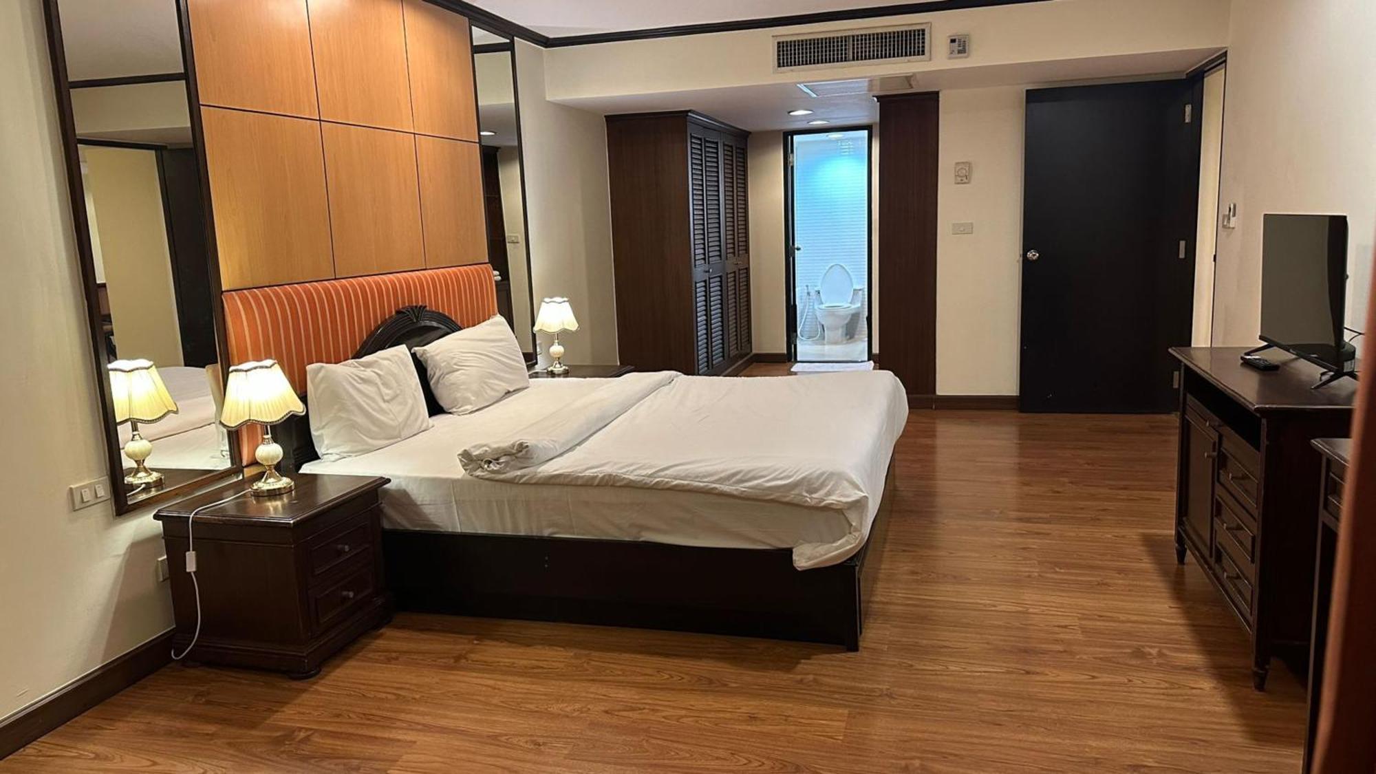 Affordable Serviced Apartments In Nana Omni Tower - Prime Sukhumvit Location Бангкок Екстер'єр фото