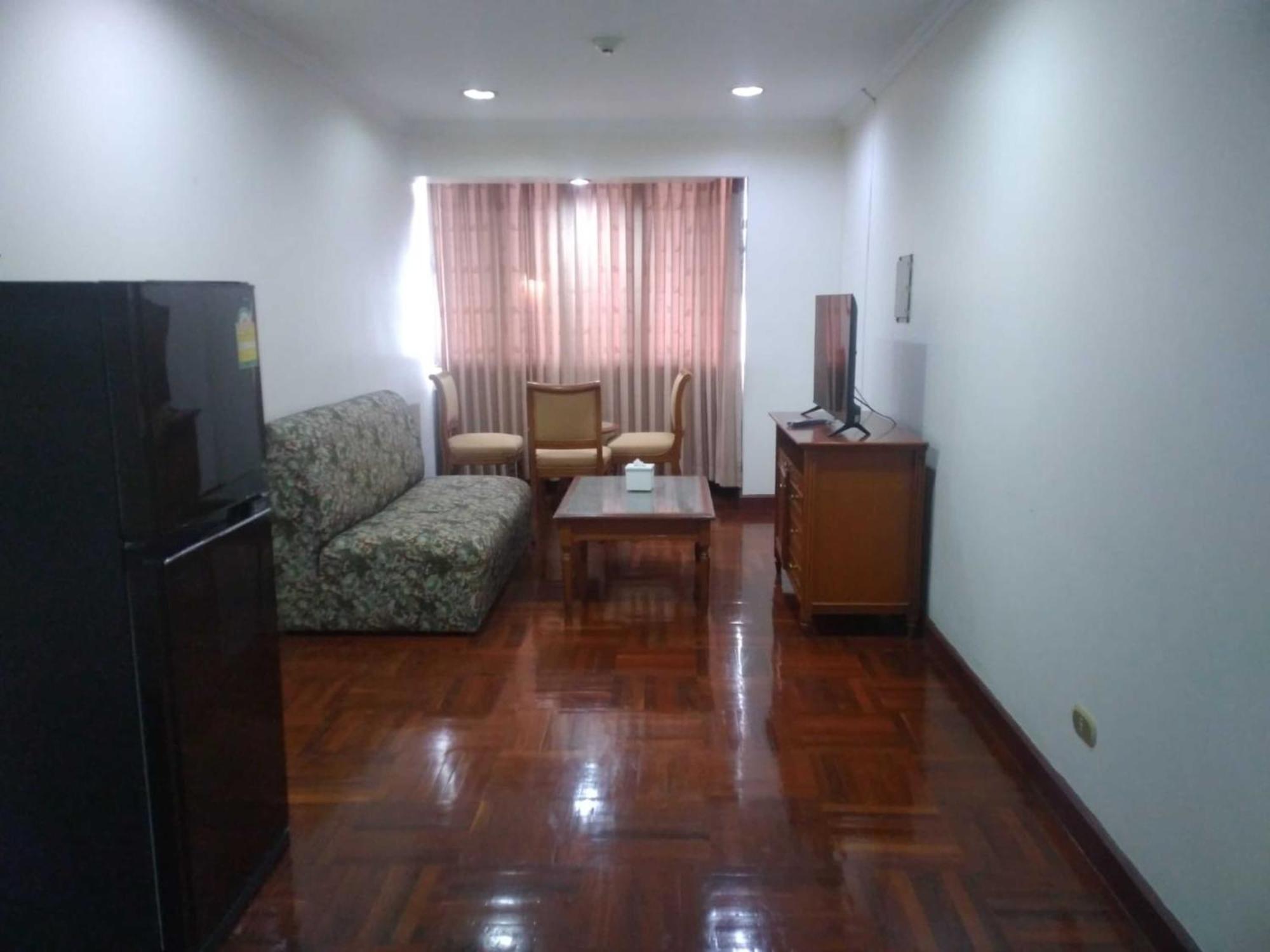 Affordable Serviced Apartments In Nana Omni Tower - Prime Sukhumvit Location Бангкок Екстер'єр фото