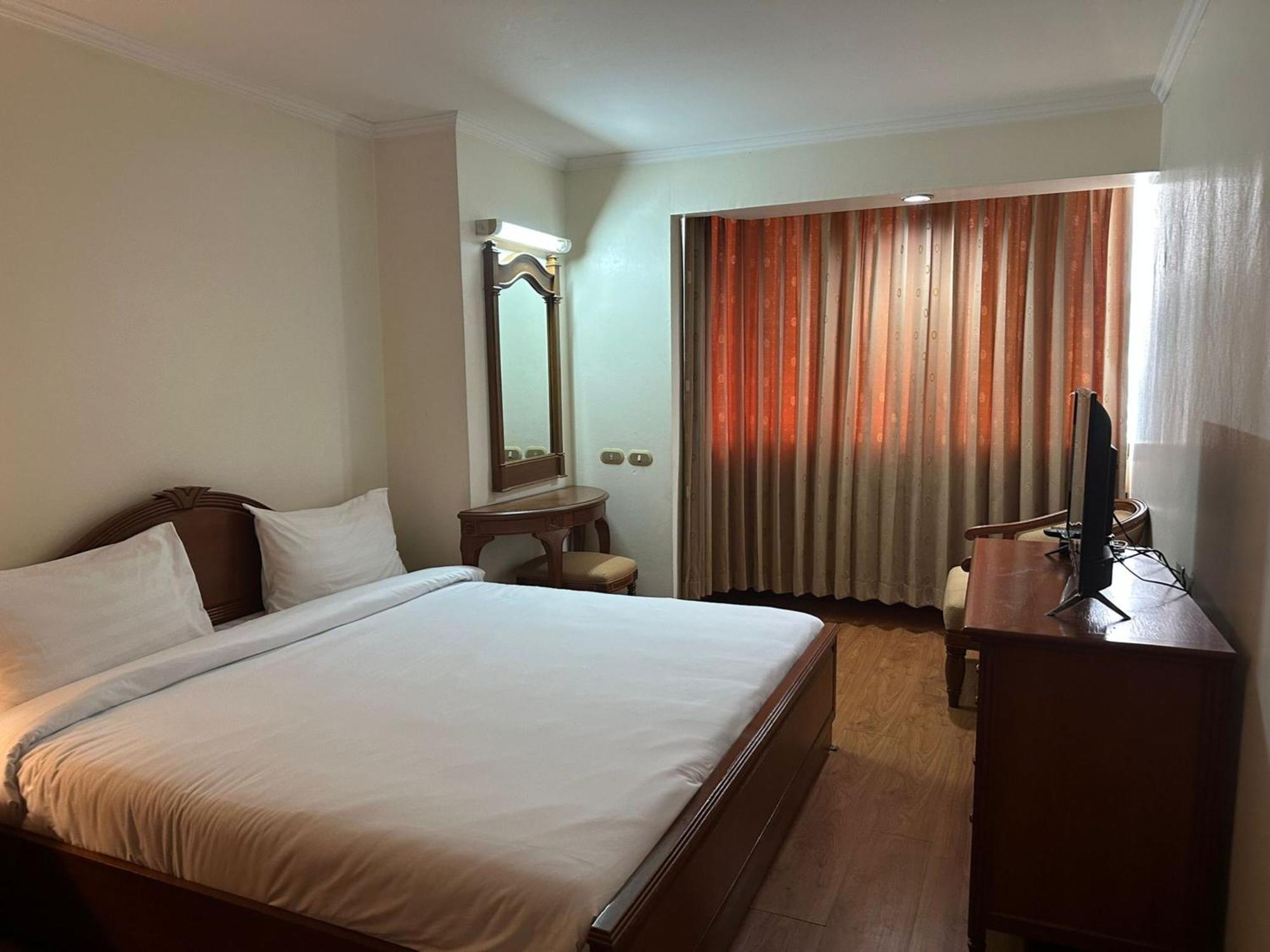 Affordable Serviced Apartments In Nana Omni Tower - Prime Sukhumvit Location Бангкок Екстер'єр фото