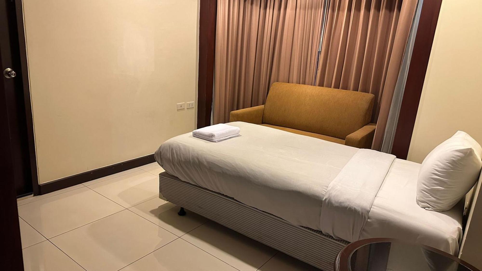 Affordable Serviced Apartments In Nana Omni Tower - Prime Sukhumvit Location Бангкок Екстер'єр фото
