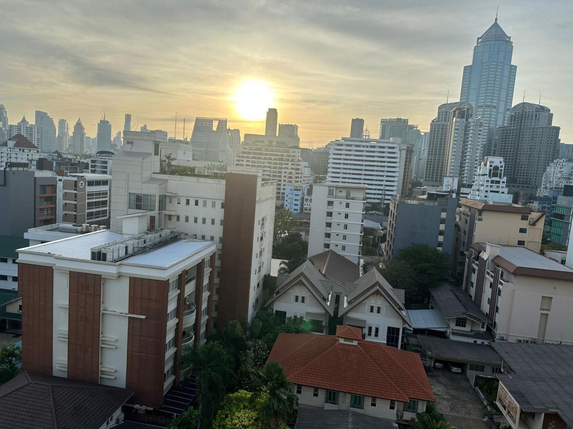 Affordable Serviced Apartments In Nana Omni Tower - Prime Sukhumvit Location Бангкок Екстер'єр фото