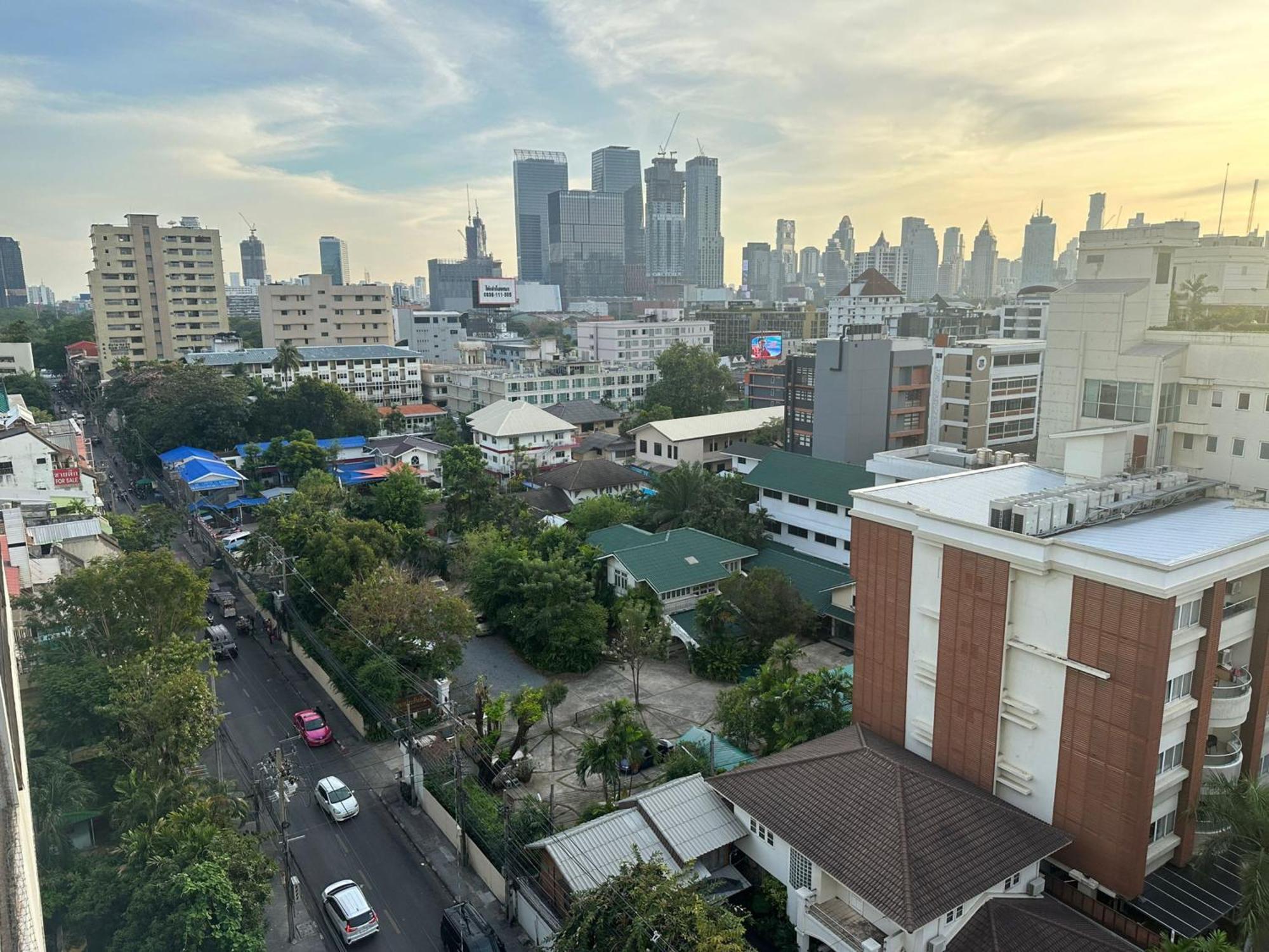 Affordable Serviced Apartments In Nana Omni Tower - Prime Sukhumvit Location Бангкок Екстер'єр фото