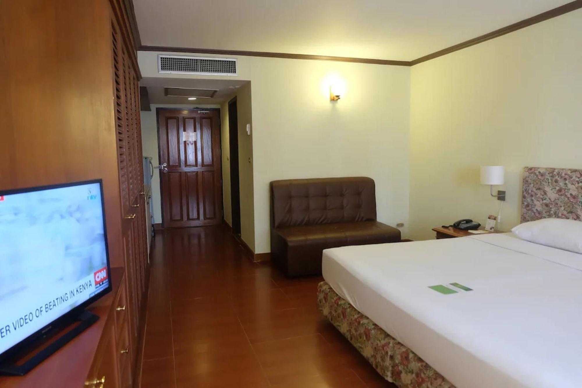 Affordable Serviced Apartments In Nana Omni Tower - Prime Sukhumvit Location Бангкок Екстер'єр фото