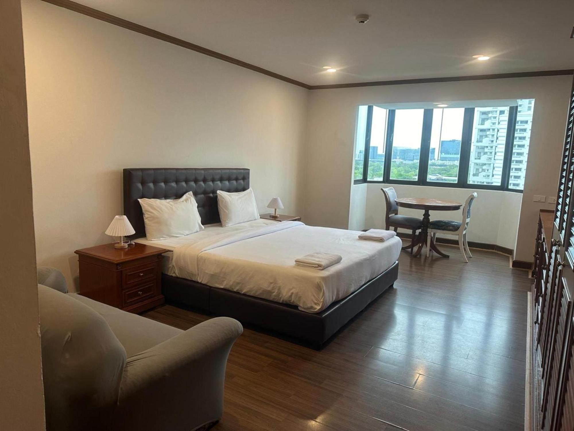Affordable Serviced Apartments In Nana Omni Tower - Prime Sukhumvit Location Бангкок Екстер'єр фото