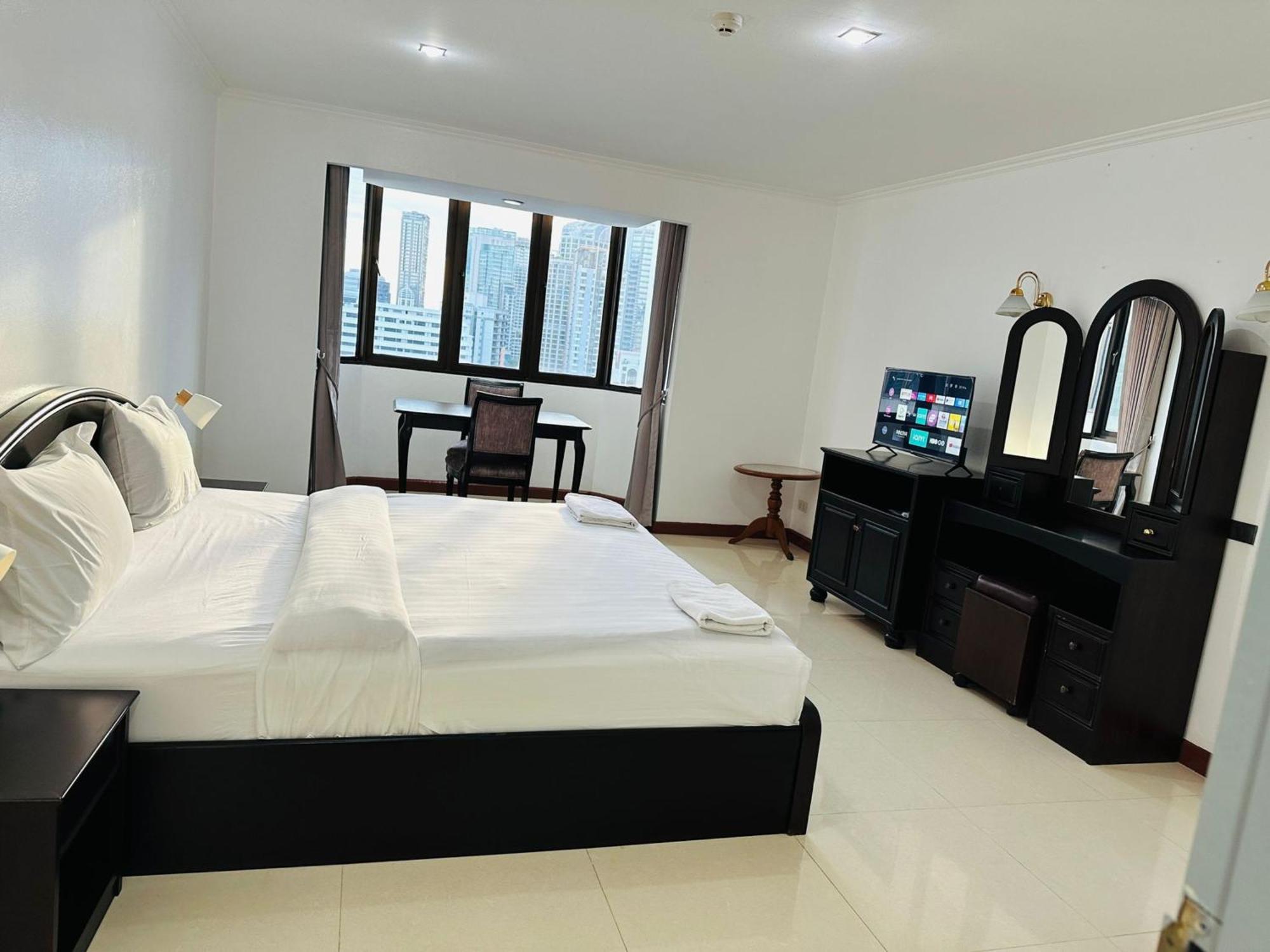 Affordable Serviced Apartments In Nana Omni Tower - Prime Sukhumvit Location Бангкок Екстер'єр фото