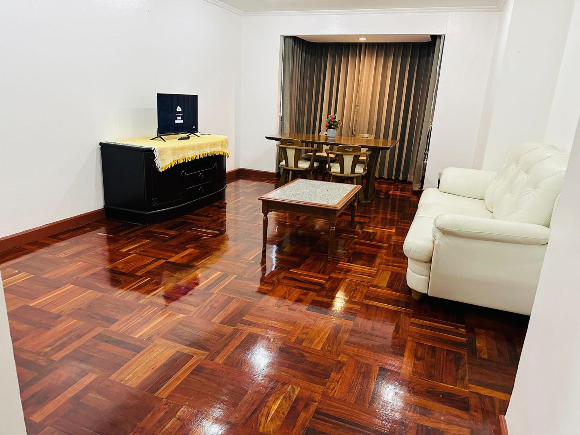 Affordable Serviced Apartments In Nana Omni Tower - Prime Sukhumvit Location Бангкок Екстер'єр фото