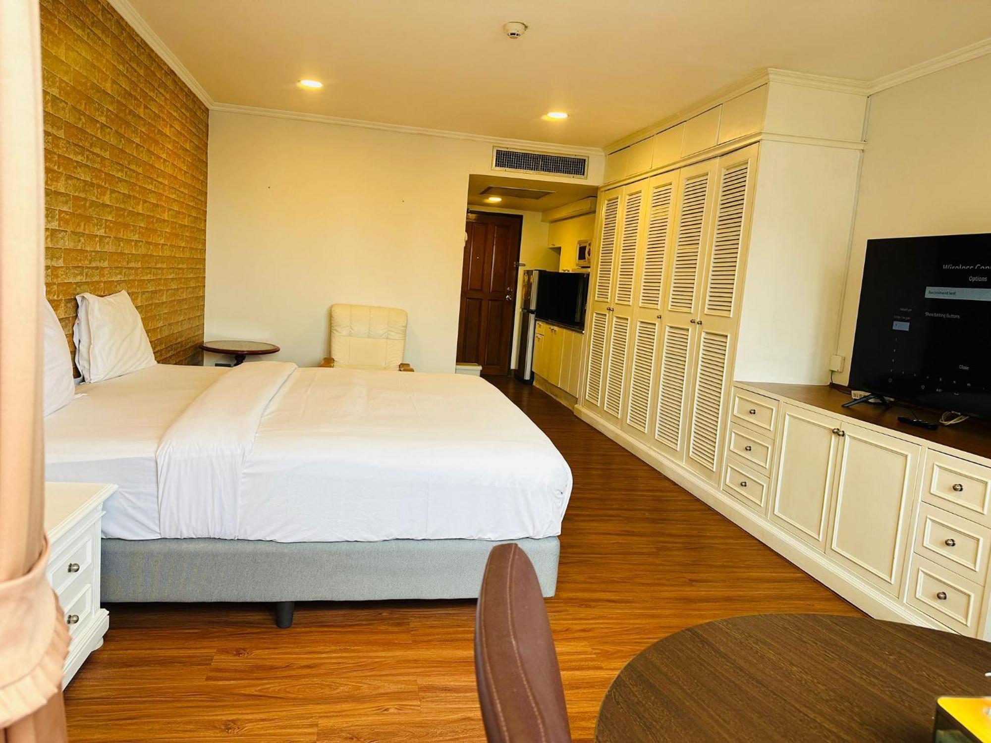 Affordable Serviced Apartments In Nana Omni Tower - Prime Sukhumvit Location Бангкок Екстер'єр фото