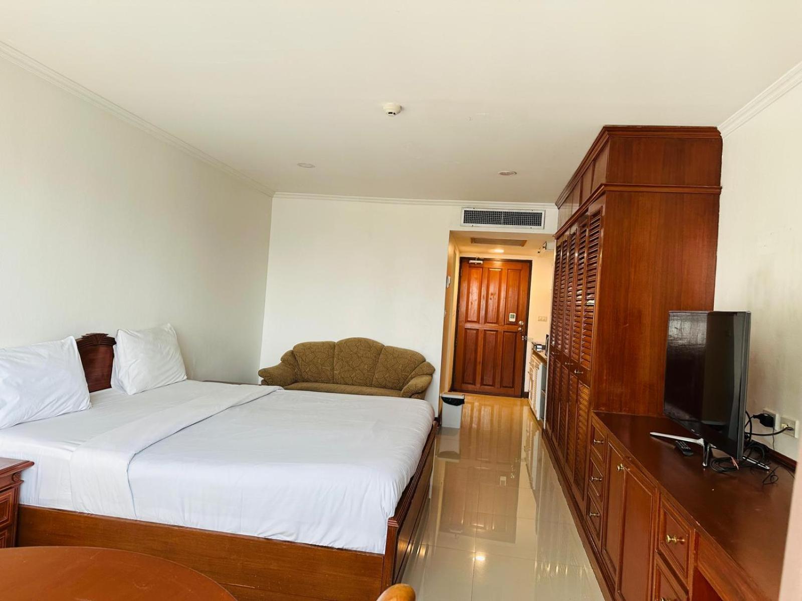 Affordable Serviced Apartments In Nana Omni Tower - Prime Sukhumvit Location Бангкок Екстер'єр фото