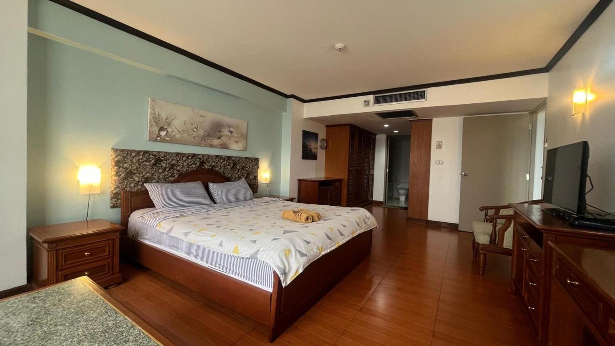 Affordable Serviced Apartments In Nana Omni Tower - Prime Sukhumvit Location Бангкок Екстер'єр фото
