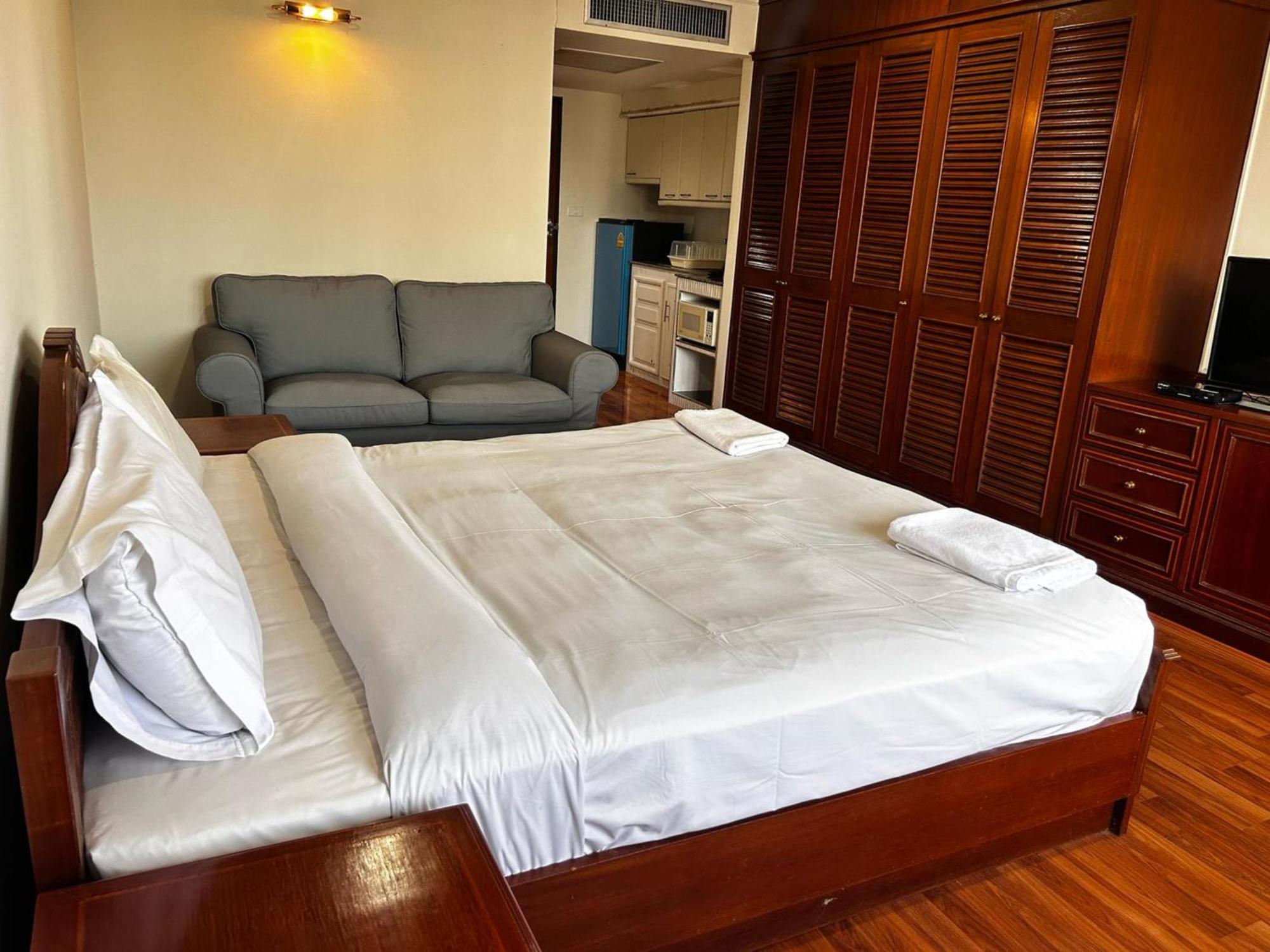 Affordable Serviced Apartments In Nana Omni Tower - Prime Sukhumvit Location Бангкок Екстер'єр фото