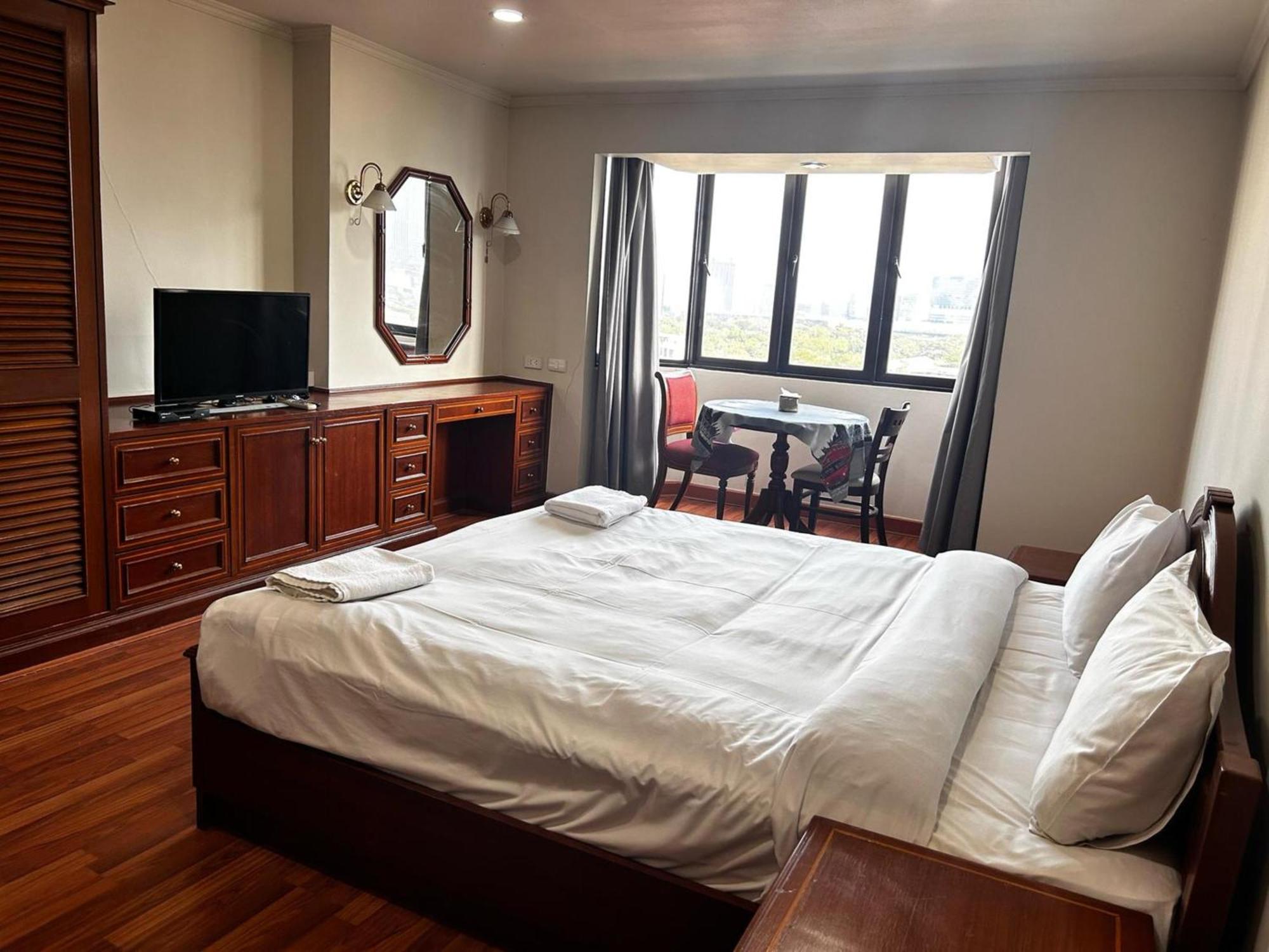 Affordable Serviced Apartments In Nana Omni Tower - Prime Sukhumvit Location Бангкок Екстер'єр фото
